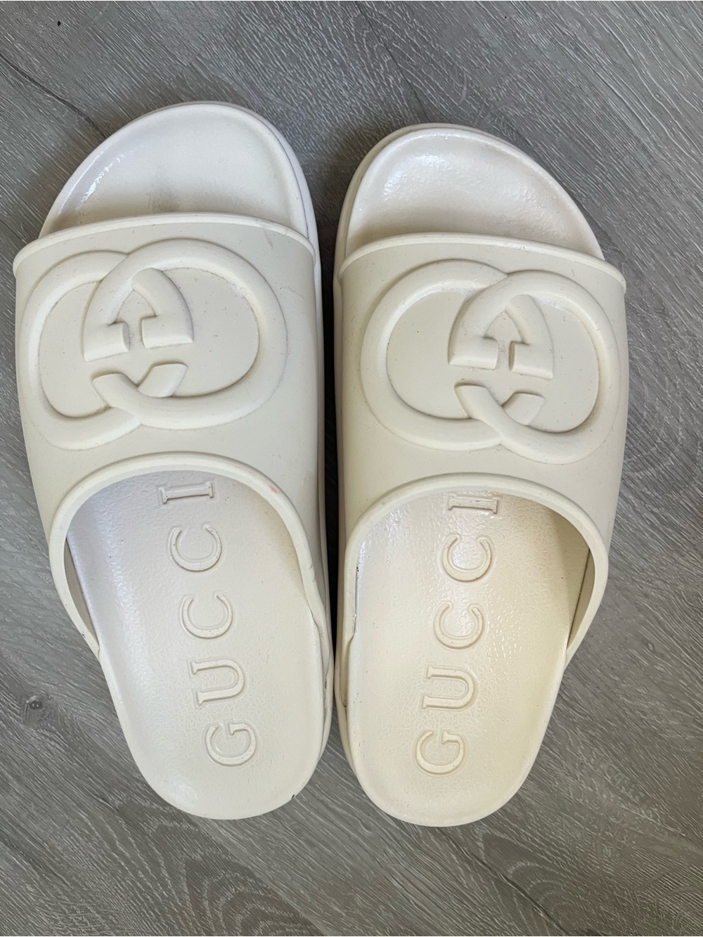 Shoes (women’s sandals)